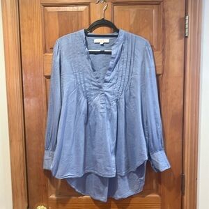 Loft women’s blue chambray pin tucked hi lo shirt size small .